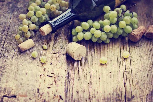Şişe Beyaz Şarap Üzüm Mantarlar Ahşap Tablo — Stok fotoğraf