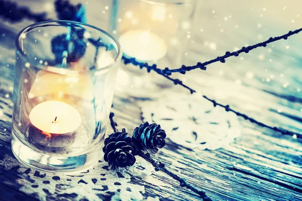 特写镜头的蜡烛在玻璃和杉木树锥 圣诞节装饰在老式风格在木背景 — 图库照片