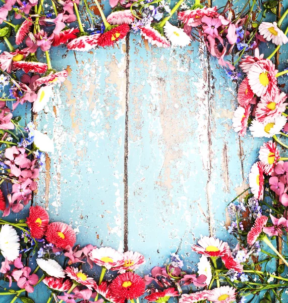 Красочные Дикие Цветы Выветриваемом Деревянном Фоне — стоковое фото