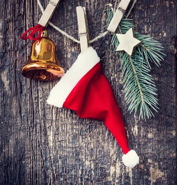 Nahaufnahme Der Weihnachtsmann Hut Und Weihnachtsdekorationen Vintage Stil Hängen Seil — Stockfoto