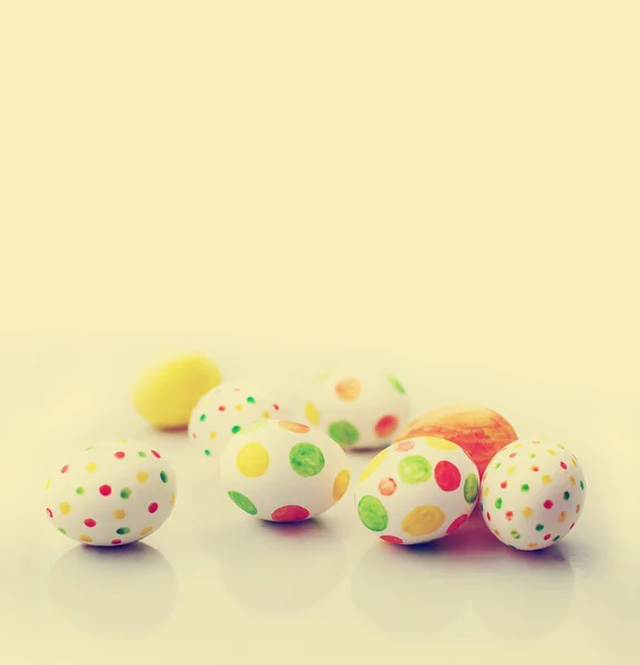Ovos Pintados Coloridos Sobre Fundo Branco — Fotografia de Stock