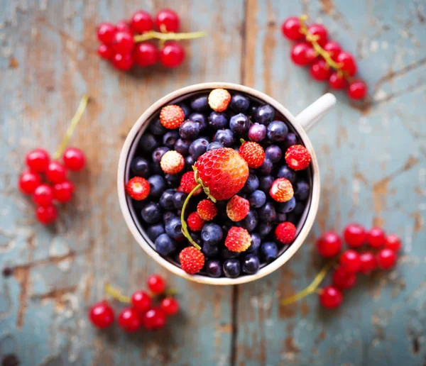 Mirtilos Frescos Caneca Com Morango Superfície Madeira Rasgada Com Groselhas — Fotografia de Stock