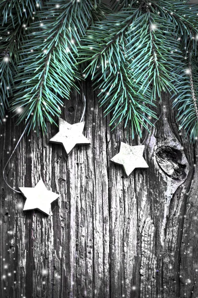 Κλαδιά Έλατου Και Χριστουγεννιάτικα Διακοσμητικά Αστέρια Φόντο Ξύλινη — Φωτογραφία Αρχείου