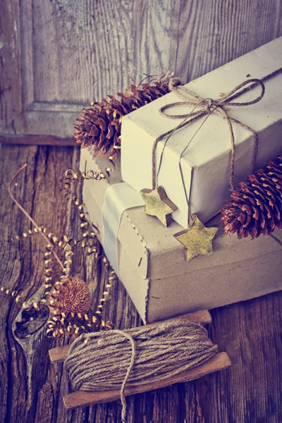 Крупный План Завернутых Рождественских Подарков Праздничными Украшениями — стоковое фото