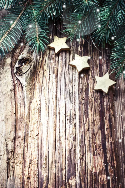 Κλαδιά Έλατου Και Χριστουγεννιάτικα Διακοσμητικά Αστέρια Φόντο Ξύλινη — Φωτογραφία Αρχείου