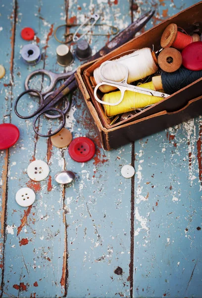 古董缝纫工具在木桌上 — 图库照片