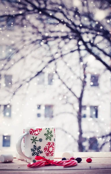 Крупный План Чашки Кофе Зефиром Рождественскими Украшениями Над Деревянным Столом — стоковое фото