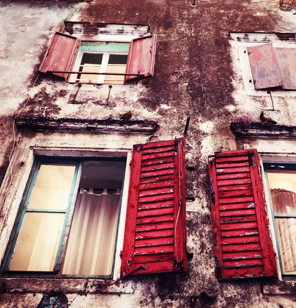 Vieux Bâtiment Patiné Avec Fenêtres Vintage Ouvertes — Photo