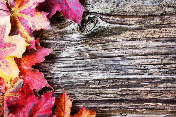 Bovenaanzicht Van Herfstbladeren Geplaatst Hoop Houten Tafel — Stockfoto