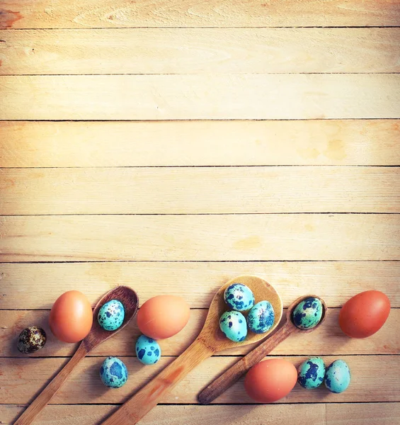 Vista Dall Alto Uova Pasqua Grandi Piccole Multicolore Cucchiai Superficie — Foto Stock