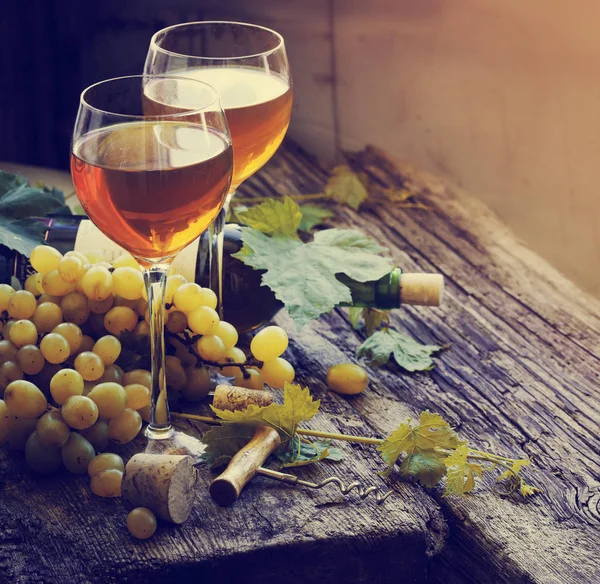 Bouteille Vin Avec Verres Raisins Bouchons Sur Table Bois — Photo