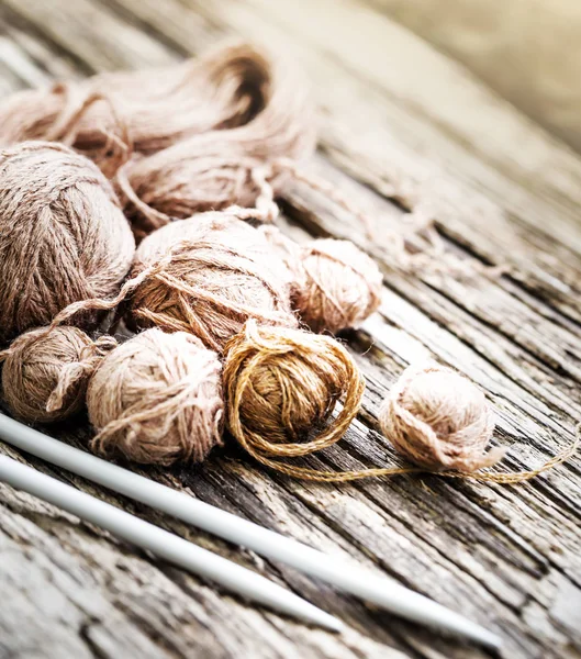 Bunte Fäden Und Stricknadeln Auf Holzgrund — Stockfoto