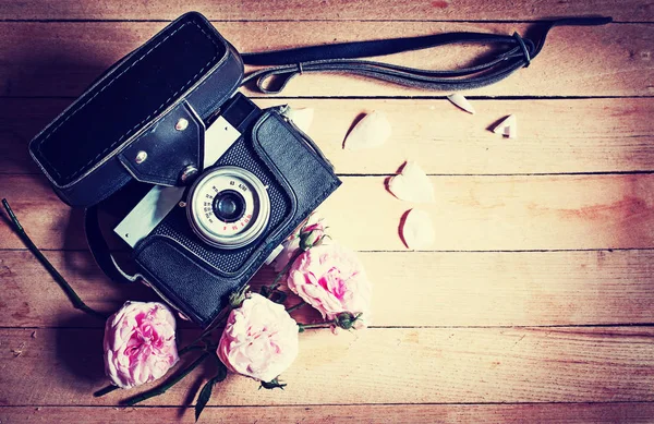 Closeup View Vintage Photo Camera Flowers Wooden Background — Stock Photo, Image