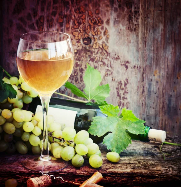 Botella Vino Blanco Con Copa Uva Corchos Sobre Mesa Madera —  Fotos de Stock