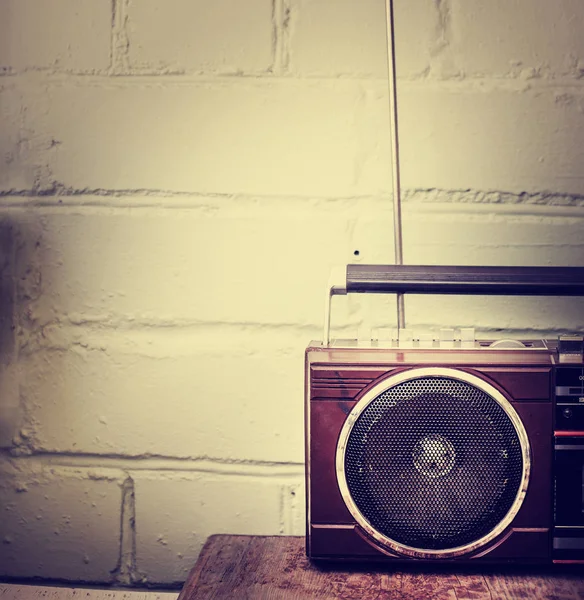 Retro Radyo Oyuncu Ile Düğmeleri Beyaz Duvar Arka Plan Üzerinde — Stok fotoğraf