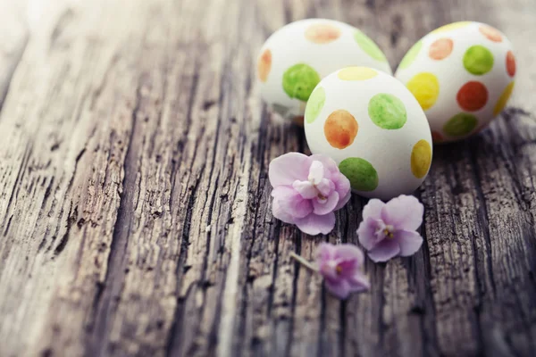 Vista Cerca Coloridos Huevos Pascua Pintados Sobre Fondo Madera —  Fotos de Stock