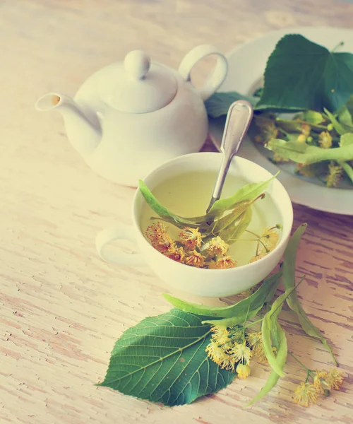 Taze Çay Bardağı Otlar Bitkiler Üzerine Ahşap Arka Plan Görünümünü — Stok fotoğraf
