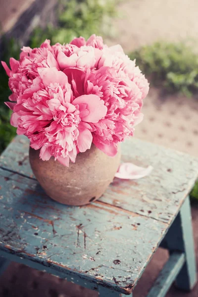 Roses Pivoines Roses Dans Vase Rustique Sur Tabouret Bois Minable — Photo