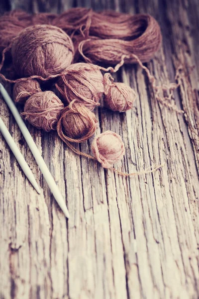 Filati Colorati Ferri Maglia Sfondo Legno — Foto Stock