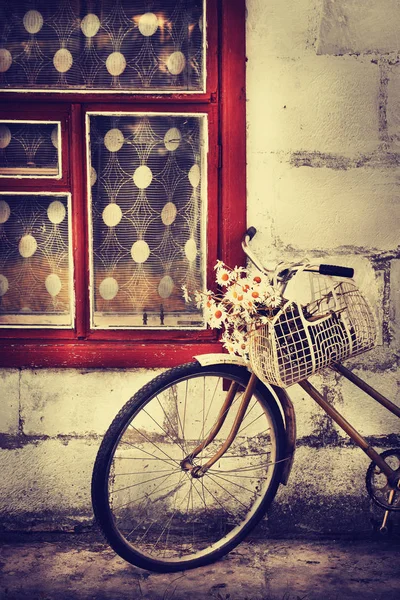 Vue Rapprochée Panier Avec Des Fleurs Camomille Accrochées Vélo Vintage — Photo