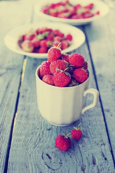 Fresas Frescas Maduras Taza Platos Superficie Madera —  Fotos de Stock