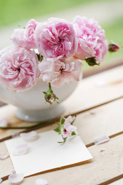 Roze Pioen Rozen Vaas Tuinmeubelen Met Lege Kaart — Stockfoto