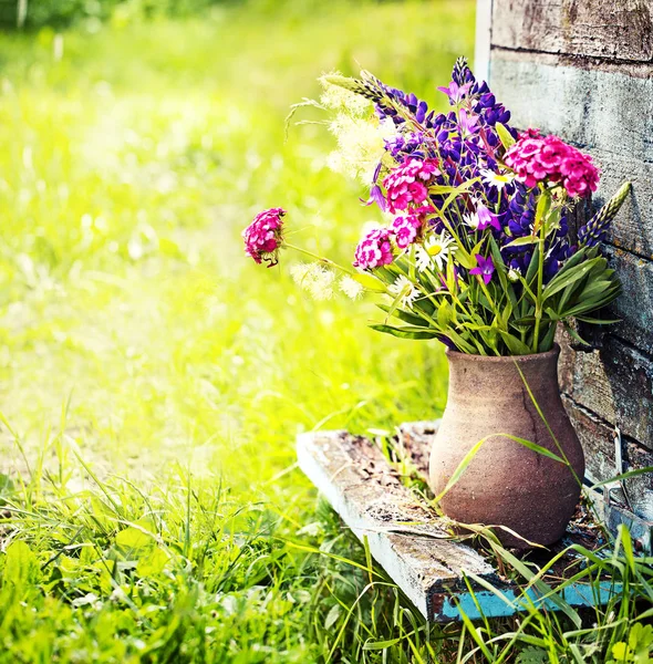 Buquê Flores Silvestres Frescas Coloridas Vaso Contra Parede Madeira — Fotografia de Stock