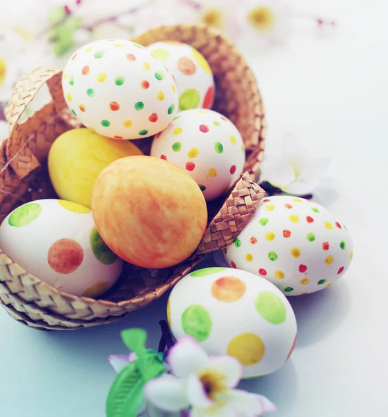 Vue Rapprochée Des Œufs Pâques Peints Colorés Funky Dans Panier — Photo