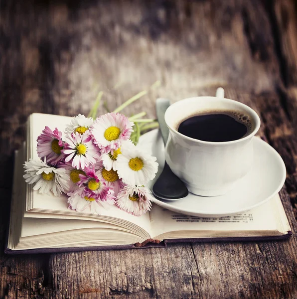 Närbild Bild Nybryggt Kopp Med Bok Och Blommor — Stockfoto