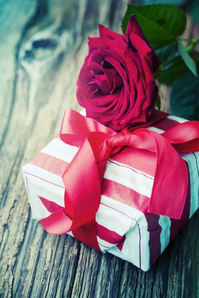 Elegante Rosa Rossa Con Confezione Regalo Con Nastro Rosso Sfondo — Foto Stock