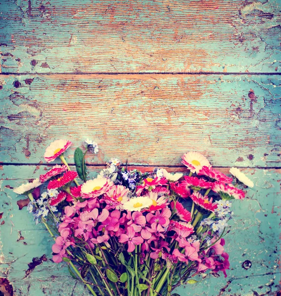 Kleurrijke Veldbloemen Verweerde Houten Achtergrond — Stockfoto