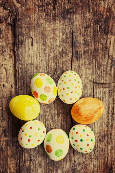 Ovos Pintados Coloridos Sobre Fundo Madeira — Fotografia de Stock