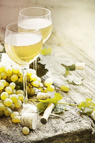 Flasche Weißwein Mit Gläsern Trauben Und Korken Auf Holztisch — Stockfoto
