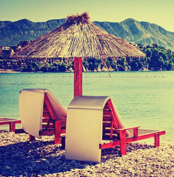 Scenic View Lounge Chairs Palm Umbrella Beach — Stock Photo, Image