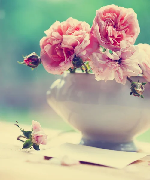 鲜切粉红色牡丹玫瑰在花瓶在花园桌上空卡 — 图库照片