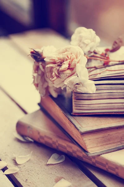 古い本の白いバラとビンテージ背景 — ストック写真