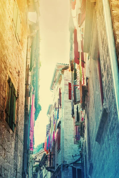Estrecha Calle Entre Viejos Edificios Ladrillo Colores Vintage — Foto de Stock