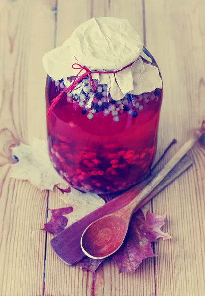 Seizoensgebonden Berry Compote Blik Pot Houten Tafel — Stockfoto