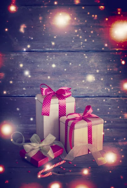 Крупный План Завернутых Рождественских Подарков Праздничными Украшениями Деревянном Фоне — стоковое фото