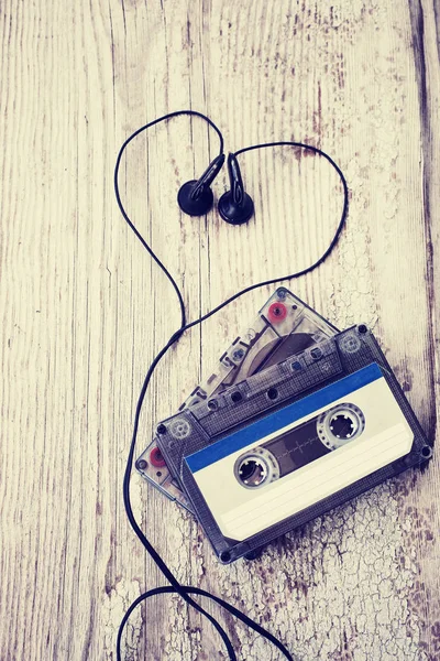 Auriculares Con Casetes Sobre Fondo Madera —  Fotos de Stock