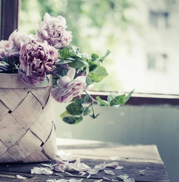 Pivoines Fraîches Avec Des Feuilles Dans Panier Sur Table Bois — Photo