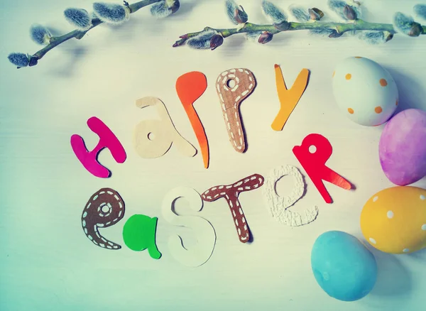 renkli Paskalya yumurtaları ve mutlu Paskalya harfleri üstten görünüm