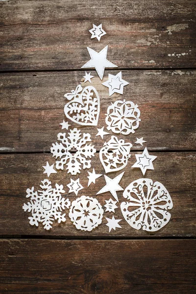 Ansicht Von Weihnachten Hintergrund Mit Schneeflocken Als Tanne Über Holztisch — Stockfoto