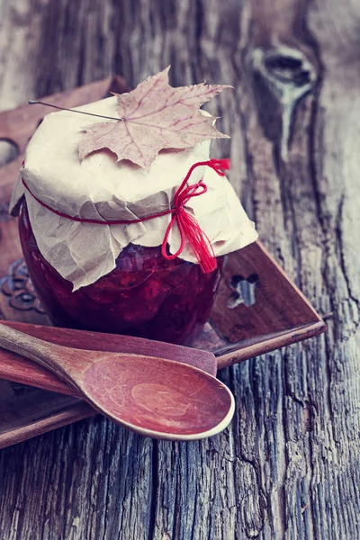 Sezónní Berry Jam Konzervované Jar Dřevěné Nádobí Stole — Stock fotografie