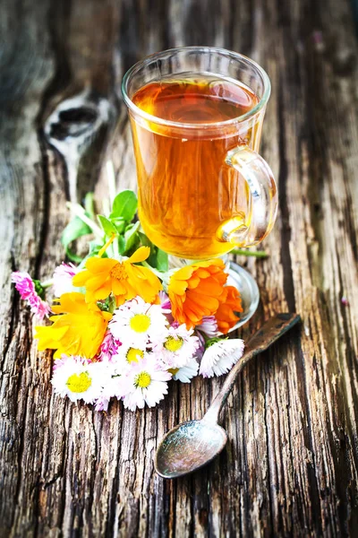 Vista Close Xícara Chá Fresco Com Flores Sobre Mesa Madeira — Fotografia de Stock