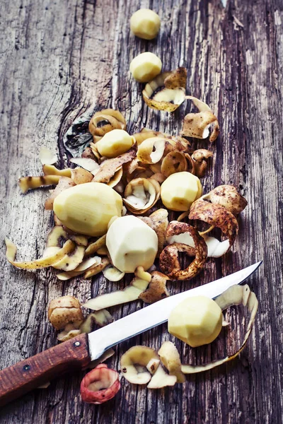 Geschälte Kartoffeln Mit Messer Auf Hölzernem Hintergrund — Stockfoto