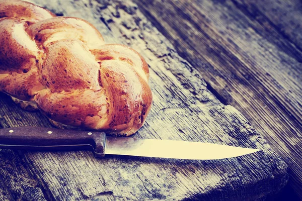 Golden Whole Fresh Bread Knife Wooden Table — Stock Photo, Image