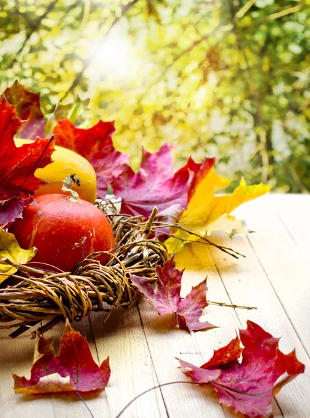 Vista Cerca Las Hojas Otoño Calabazas Mesa Madera — Foto de Stock