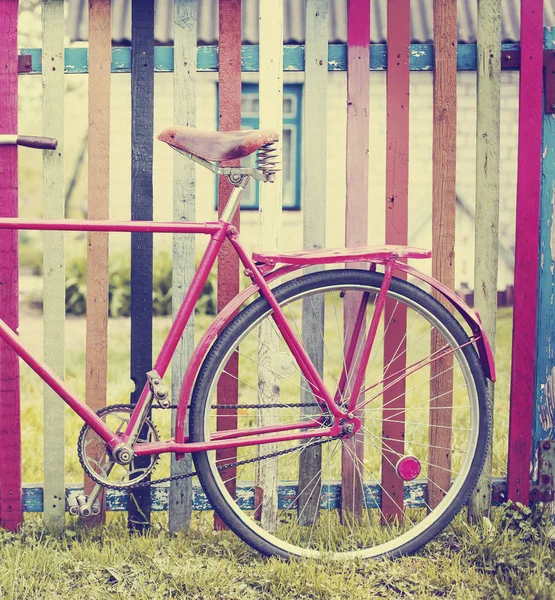 Oldtimer Fahrrad Steht Bunten Zaun — Stockfoto
