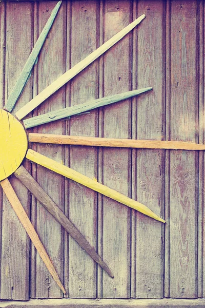 素朴な木製の壁にカラフルな太陽の飾り — ストック写真
